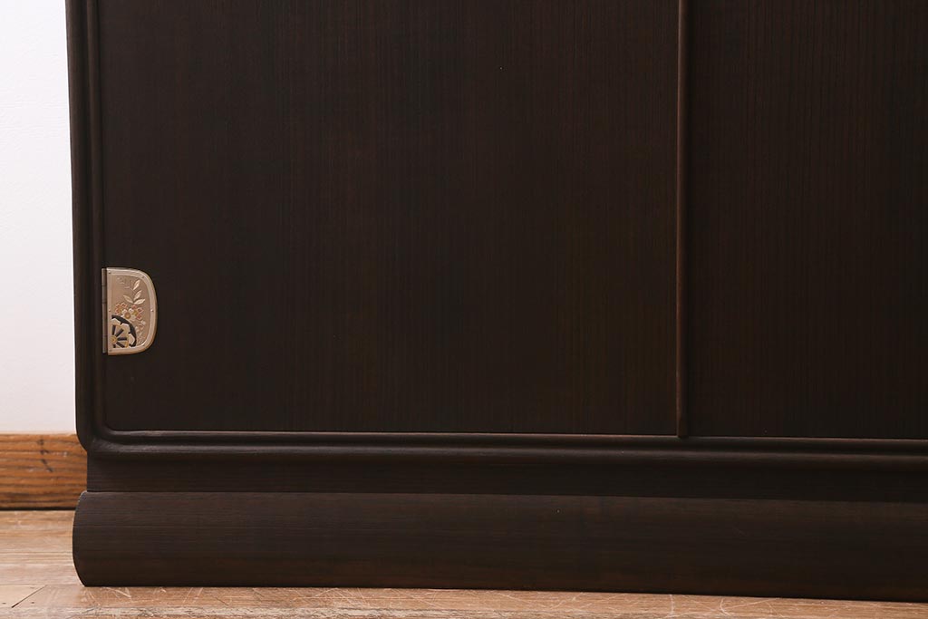 中古　国産高級家具　厚手桐材　隠し付き　桜と御所車の金具が優美な桐箪笥(衣装タンス、洋服タンス、桐たんす)(定価約90万円)(R-039973)