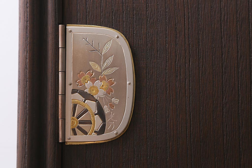 中古　国産高級家具　厚手桐材　隠し付き　桜と御所車の金具が優美な桐箪笥(衣装タンス、洋服タンス、桐たんす)(定価約90万円)(R-039973)