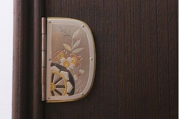 中古　国産高級家具　厚手桐材　隠し付き　桜と御所車の金具が優美な桐箪笥(衣装タンス、洋服タンス、桐たんす)(定価約90万円)(R-039973)