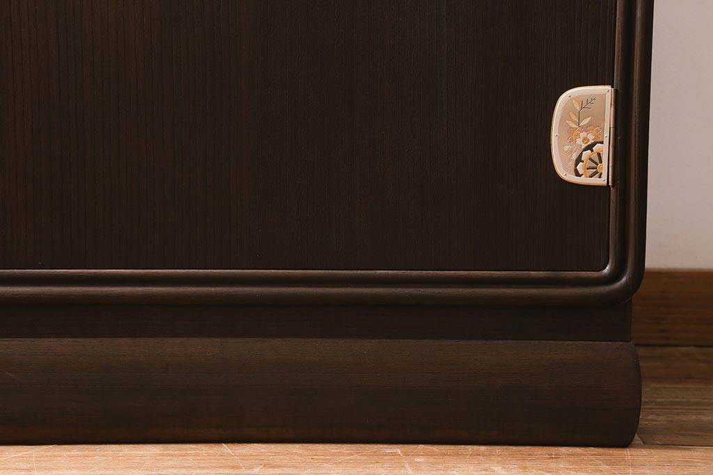 中古　国産高級家具　厚手桐材　隠し付き　桜と御所車の金具が優美な桐箪笥(衣装タンス、洋服タンス、桐たんす)(定価約90万円)(R-039973)