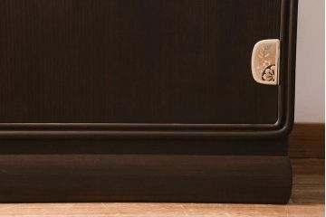 中古　国産高級家具　厚手桐材　隠し付き　桜と御所車の金具が優美な桐箪笥(衣装タンス、洋服タンス、桐たんす)(定価約90万円)(R-039973)