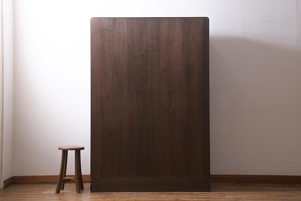 中古　国産高級家具　厚手桐材　隠し付き　桜と御所車の金具が優美な桐箪笥(衣装タンス、洋服タンス、桐たんす)(定価約90万円)(R-039973)