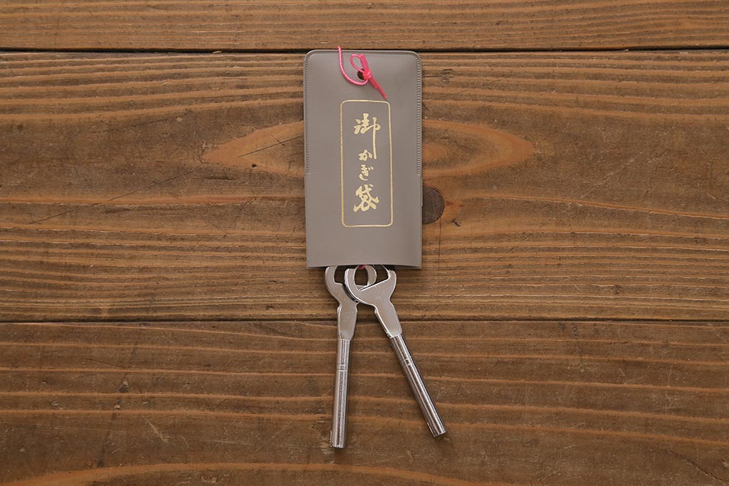 中古　国産高級家具　厚手桐材　隠し付き　桜と御所車の金具が優美な桐箪笥(衣装タンス、洋服タンス、桐たんす)(定価約90万円)(R-039973)