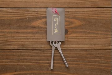 中古　国産高級家具　厚手桐材　隠し付き　桜と御所車の金具が優美な桐箪笥(衣装タンス、洋服タンス、桐たんす)(定価約90万円)(R-039973)