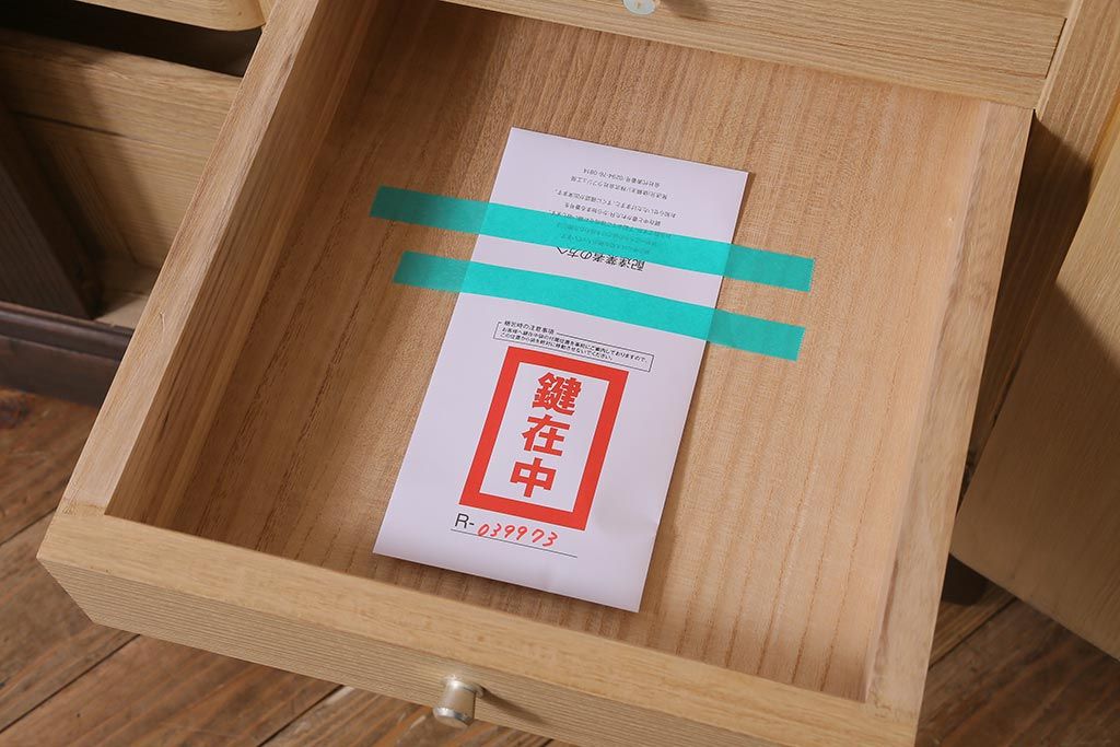 中古　国産高級家具　厚手桐材　隠し付き　桜と御所車の金具が優美な桐箪笥(衣装タンス、洋服タンス、桐たんす)(定価約90万円)(R-039973)