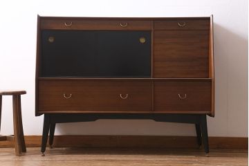 ヴィンテージ家具　北欧スタイル　G-PLAN(ジープラン)　BBシリーズ　スタイリッシュな佇まいのサイドボード(サイドキャビネット、収納棚、ビンテージ)(R-039979)