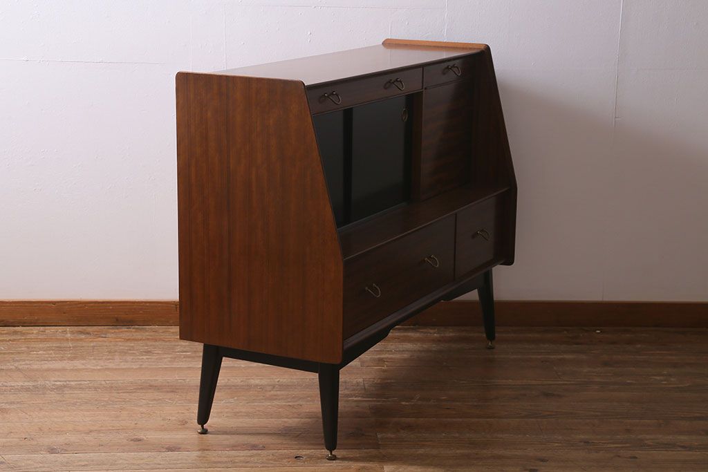 ヴィンテージ家具　北欧スタイル　G-PLAN(ジープラン)　BBシリーズ　スタイリッシュな佇まいのサイドボード(サイドキャビネット、収納棚、ビンテージ)(R-039979)