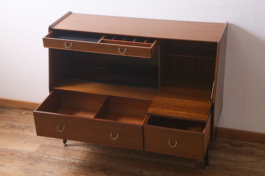 ヴィンテージ家具　北欧スタイル　G-PLAN(ジープラン)　BBシリーズ　スタイリッシュな佇まいのサイドボード(サイドキャビネット、収納棚、ビンテージ)(R-039979)