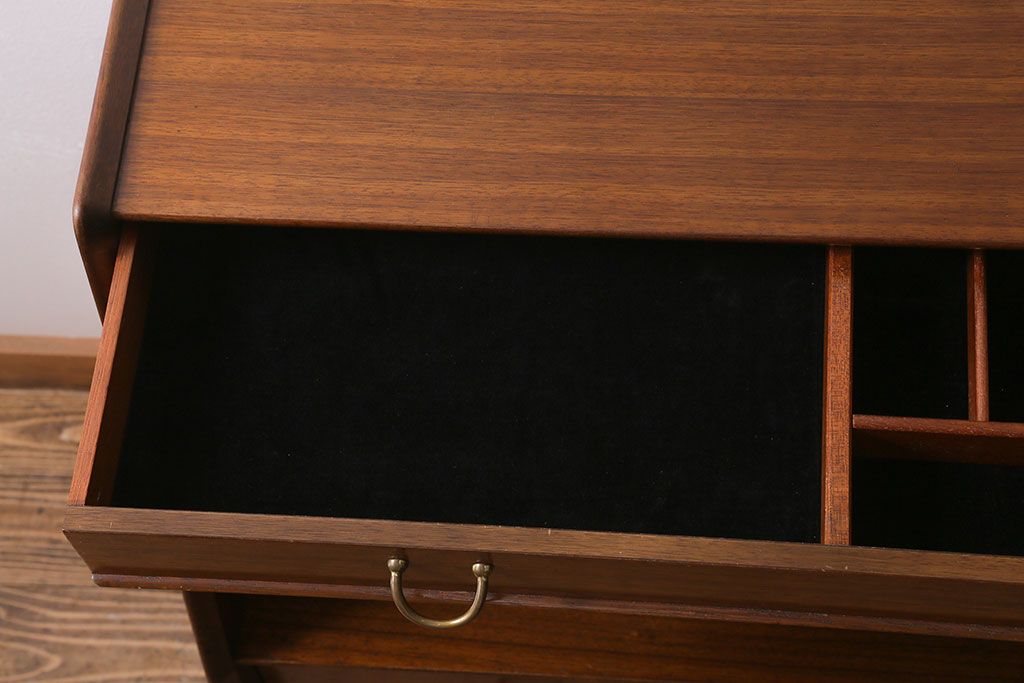 ヴィンテージ家具　北欧スタイル　G-PLAN(ジープラン)　BBシリーズ　スタイリッシュな佇まいのサイドボード(サイドキャビネット、収納棚、ビンテージ)(R-039979)