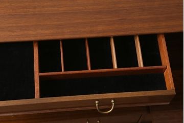 ヴィンテージ家具　北欧スタイル　G-PLAN(ジープラン)　BBシリーズ　スタイリッシュな佇まいのサイドボード(サイドキャビネット、収納棚、ビンテージ)(R-039979)