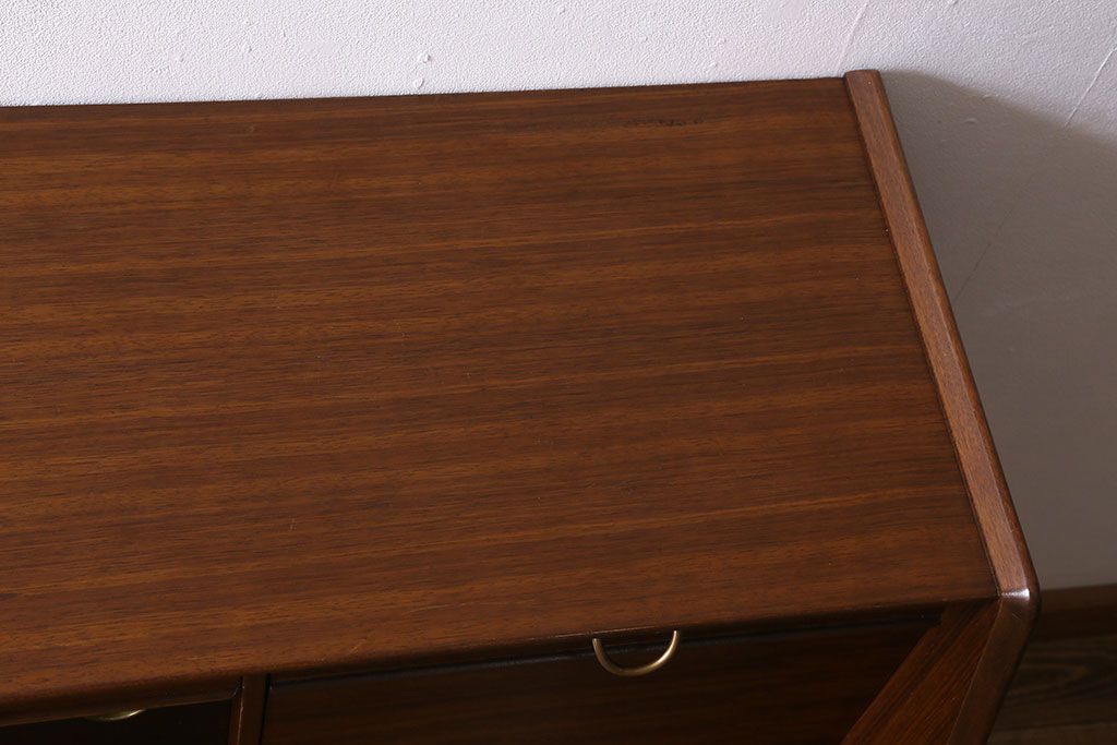 ヴィンテージ家具　北欧スタイル　G-PLAN(ジープラン)　BBシリーズ　スタイリッシュな佇まいのサイドボード(サイドキャビネット、収納棚、ビンテージ)(R-039979)