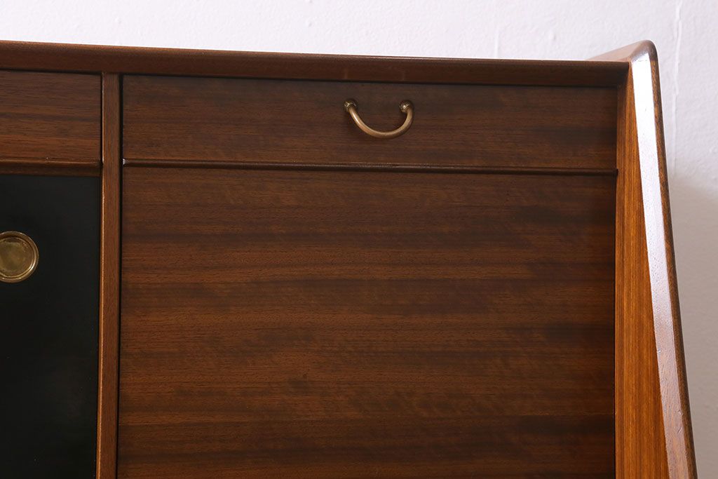 ヴィンテージ家具　北欧スタイル　G-PLAN(ジープラン)　BBシリーズ　スタイリッシュな佇まいのサイドボード(サイドキャビネット、収納棚、ビンテージ)(R-039979)