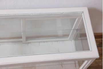アンティーク家具　昭和初期　シャビーなペイントが素敵なガラスケース(ショーケース、飾り棚、陳列棚)(R-039980)