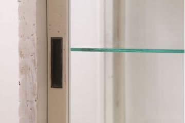 アンティーク家具　昭和初期　シャビーなペイントが素敵なガラスケース(ショーケース、飾り棚、陳列棚)(R-039980)