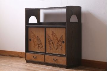 ヴィンテージ家具　国産工芸家具　桑材・前板桐材　竹図　落ち着いた和の雰囲気漂う飾り棚(茶棚、収納棚、戸棚、ビンテージ、桐箪笥、桐たんす)(R-039982)