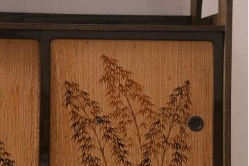ヴィンテージ家具　国産工芸家具　桑材・前板桐材　竹図　落ち着いた和の雰囲気漂う飾り棚(茶棚、収納棚、戸棚、ビンテージ、桐箪笥、桐たんす)(R-039982)