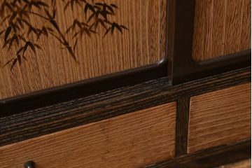 ヴィンテージ家具　国産工芸家具　桑材・前板桐材　竹図　落ち着いた和の雰囲気漂う飾り棚(茶棚、収納棚、戸棚、ビンテージ、桐箪笥、桐たんす)(R-039982)