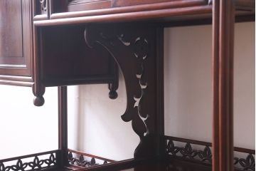 ヴィンテージ家具　カリン材　象嵌入りが珍しい!優美な佇まいの飾り棚(茶棚、収納棚、ビンテージ、花梨材)(R-039984)