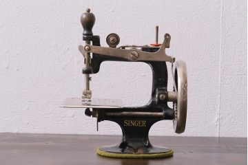 アンティーク雑貨　手回し　SINGER　シンガーチャイルドミシン(シンガーミシン、裁縫機械、小型ミシン)(R-039990)