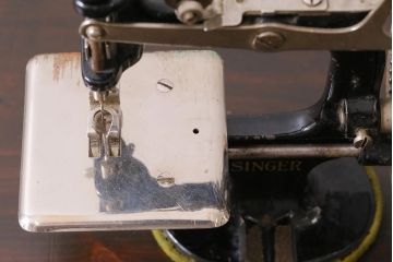 アンティーク雑貨　手回し　SINGER　シンガーチャイルドミシン(シンガーミシン、裁縫機械、小型ミシン)(R-039990)
