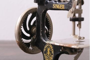 アンティーク雑貨　手回し　SINGER　シンガーチャイルドミシン(シンガーミシン、裁縫機械、小型ミシン)(R-039990)