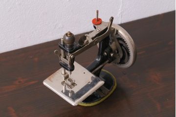 アンティーク雑貨　手回し　SINGER　シンガーチャイルドミシン(シンガーミシン、裁縫機械、小型ミシン)(R-039990)