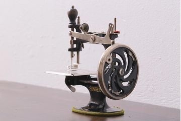 アンティーク雑貨　手回し　SINGER　シンガーチャイルドミシン(シンガーミシン、裁縫機械、小型ミシン)(R-039990)
