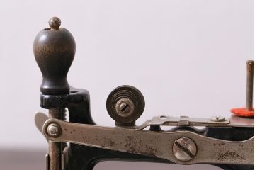 アンティーク雑貨　手回し　SINGER　シンガーチャイルドミシン(シンガーミシン、裁縫機械、小型ミシン)(R-039990)
