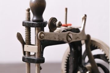 アンティーク雑貨　手回し　SINGER　シンガーチャイルドミシン(シンガーミシン、裁縫機械、小型ミシン)(R-039990)
