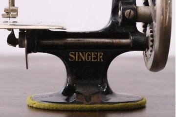 アンティーク雑貨　手回し　SINGER　シンガーチャイルドミシン(シンガーミシン、裁縫機械、小型ミシン)(R-039990)