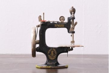 アンティーク雑貨　手回し　SINGER　シンガーチャイルドミシン(シンガーミシン、裁縫機械、小型ミシン)(R-039990)