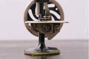 アンティーク雑貨　手回し　SINGER　シンガーチャイルドミシン(シンガーミシン、裁縫機械、小型ミシン)(R-039990)