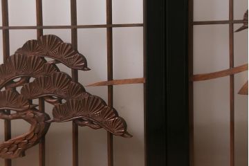 ラフジュ工房オリジナル　書院戸リメイク　富士・松の図柄が風情のあるガラス戸棚(収納棚、キャビネット)(R-040000)