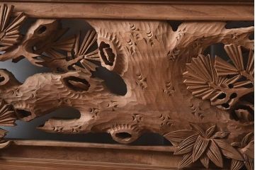 アンティーク建具　昭和中期　特大サイズ　立体的な松の彫刻が魅力の欄間(明り取り、明かり取り)(R-040011)