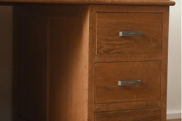 レトロ家具　ナラ材　優しい木色がナチュラルな印象を与える両袖机(プレジデントデスク、ワークデスク、在宅ワーク、在宅用)(R-040013)