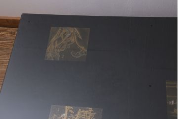 中古　輪島塗　東海道五十三次　黒漆と蒔絵が美しいガラス天板付きの座卓(ローテーブル)(R-040015)