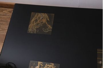 中古　輪島塗　東海道五十三次　黒漆と蒔絵が美しいガラス天板付きの座卓(ローテーブル)(R-040015)