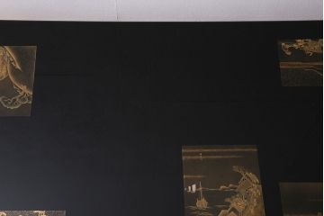 中古　輪島塗　東海道五十三次　黒漆と蒔絵が美しいガラス天板付きの座卓(ローテーブル)(R-040015)