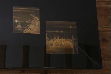 中古　輪島塗　東海道五十三次　黒漆と蒔絵が美しいガラス天板付きの座卓(ローテーブル)(R-040015)