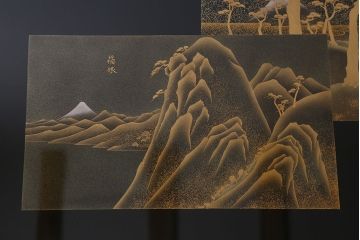 中古　輪島塗　東海道五十三次　黒漆と蒔絵が美しいガラス天板付きの座卓(ローテーブル)(R-040015)