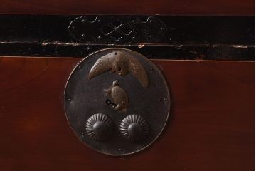 アンティーク家具　和製アンティーク　前面ケヤキ材　二本松箪笥　鶴亀の意匠が目を引く重ね箪笥(引き出し、衣装箪笥)(R-040020)