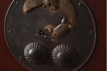 アンティーク家具　和製アンティーク　前面ケヤキ材　二本松箪笥　鶴亀の意匠が目を引く重ね箪笥(引き出し、衣装箪笥)(R-040020)