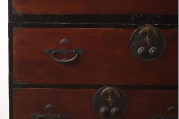 アンティーク家具　和製アンティーク　前面ケヤキ材　二本松箪笥　鶴亀の意匠が目を引く重ね箪笥(引き出し、衣装箪笥)(R-040020)