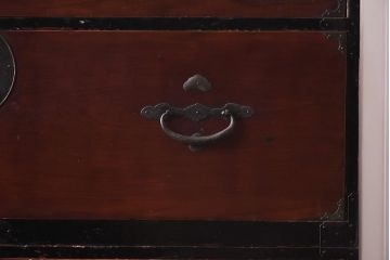 アンティーク家具　和製アンティーク　前面ケヤキ材　二本松箪笥　鶴亀の意匠が目を引く重ね箪笥(引き出し、衣装箪笥)(R-040020)