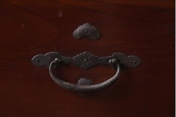 アンティーク家具　和製アンティーク　前面ケヤキ材　二本松箪笥　鶴亀の意匠が目を引く重ね箪笥(引き出し、衣装箪笥)(R-040020)