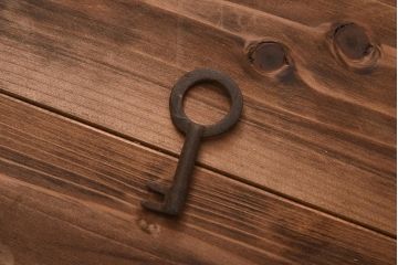 アンティーク家具　和製アンティーク　前面ケヤキ材　二本松箪笥　鶴亀の意匠が目を引く重ね箪笥(引き出し、衣装箪笥)(R-040020)