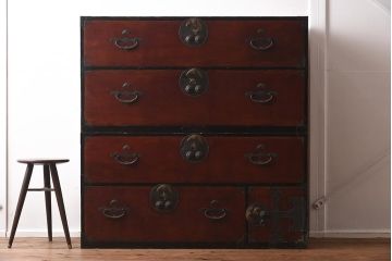 アンティーク家具　和製アンティーク　前面ケヤキ材　二本松箪笥　鶴亀の意匠が目を引く重ね箪笥(引き出し、衣装箪笥)(R-040020)