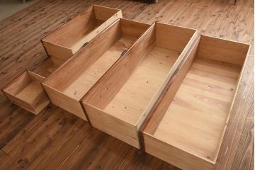 アンティーク家具　和製アンティーク　前面ケヤキ材　二本松箪笥　鶴亀の意匠が目を引く重ね箪笥(引き出し、衣装箪笥)(R-040020)