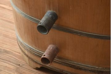 中古　昭和後期　蓋付き　角丸型　サワラ材　味のある木桶風呂(木製浴槽)(R-040021)