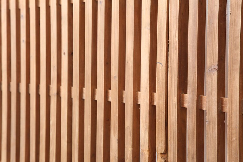 アンティーク建具　戸車付き　木のぬくもりあふれる素通しの縦桟引き戸2枚セット(荒格子戸、建具)(R-040022)